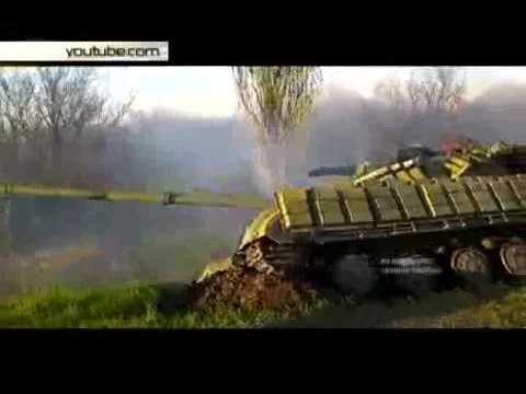 Танк украинской армии застрял в кювете