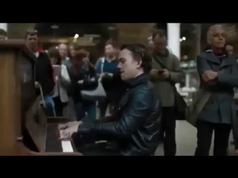 Пианист решил развлечь людей в аэропорту