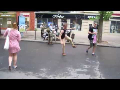 Оркестр пенсионеров и танцующий молодой человек