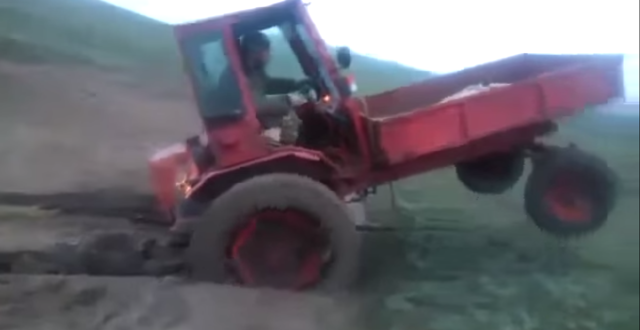 Трактор застрял в поле