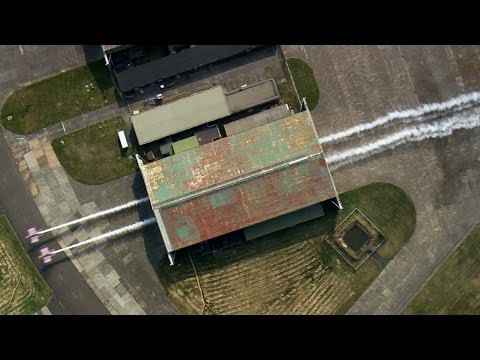 Пролёт самолёта через ангар