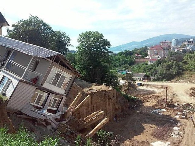 В Сочи по вине застройщика обрушился жилой дом 