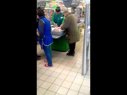 Дед рассчитываться мелочью в магазине Алми, г.Жлобин