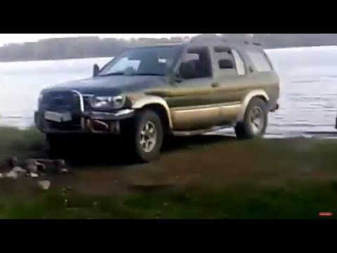 Решил поплавать на машинке