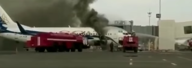 ЧП в Казахстане загорелся авиалайнер пассажиры успели покинуть самолет
