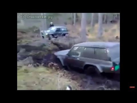 Внедорожник штурмует грязевую яму