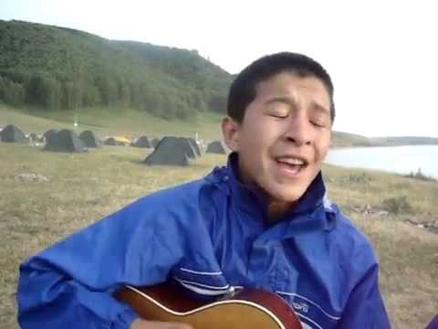 Обычный парень поёт душевную песню