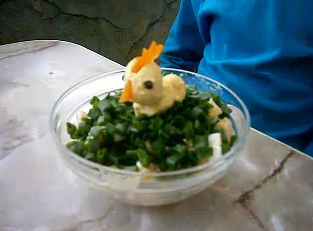Куриный салат с украшением
