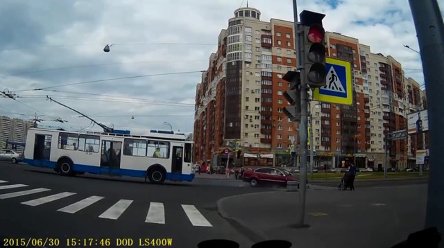 Повезло женщине с коляской