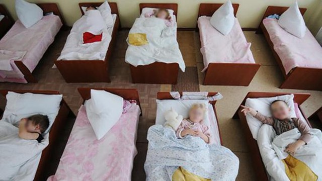 В детсаду Петербурга обнаружили водку и воспитателя в детской кроватке