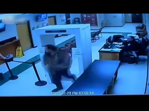 Заключенный сбежал через парадный вход 