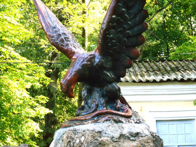 Лечебный парк Ессентуков. Скульптура орла.