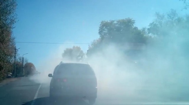 Дымовая завеса на дороге