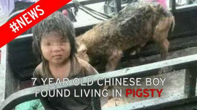 В Китае ребенок жил в свинарнике