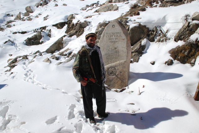 Афганцы почитают и охраняют памятник советскому солдату 