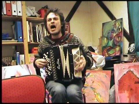 Парень тащится от того, что играет на аккордеоне Smoke on the water!