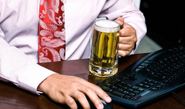 10 рабочих мест, где можно употреблять алкоголь