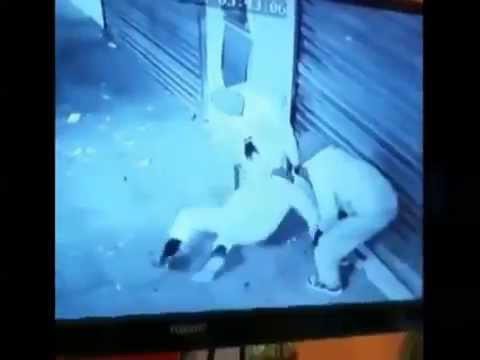 Избил ломом трех грабителей