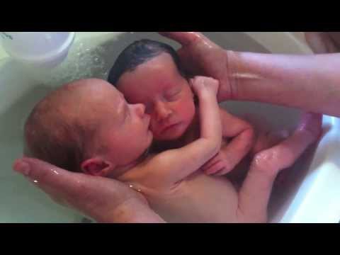 Младенцы-близнецы уже родились, но пока не знают этого