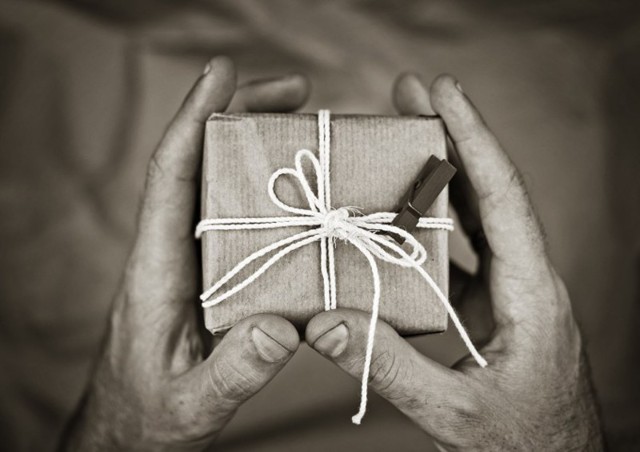 Какие подарки принимать, а какие — категорически нет!