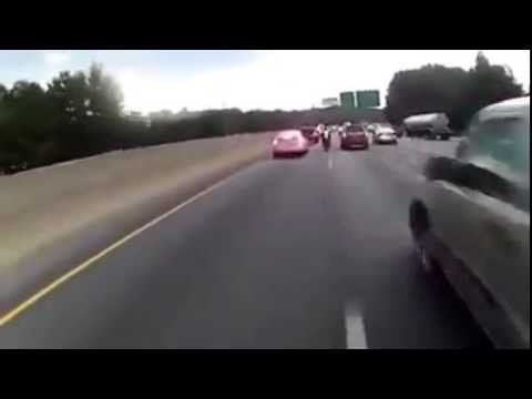 Скоростная езда двух мотоциклов по разделительной линии