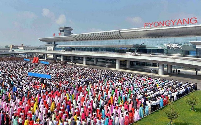 Ким Чен Ын на открытии нового терминала в аэропорту в Пхеньяне