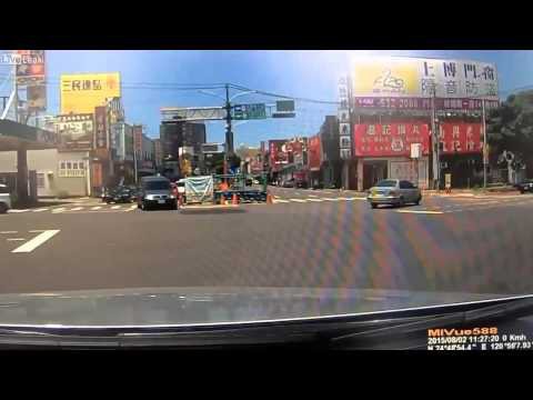 Из за му....а машина угодила в яму