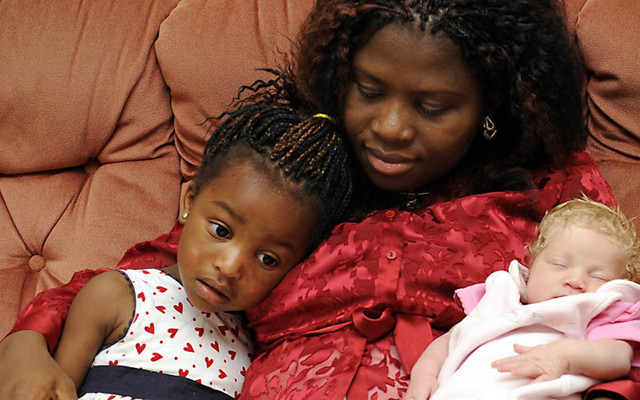  У пары чернокожих нигерийцев родился совершенно белый ребёнок