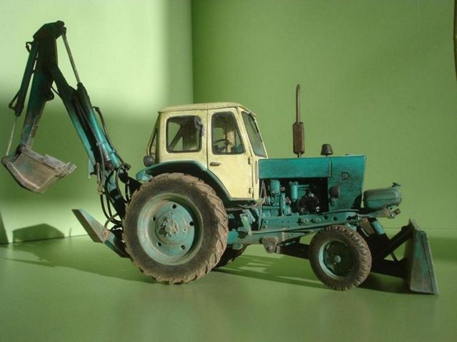 Реалистичная модель трактора из бумаги