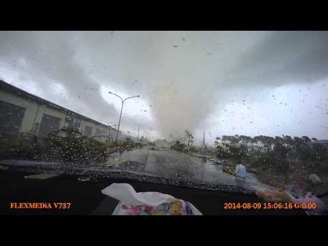 Машина попала в воронку торнадо в Тайване 