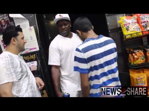 Как сотрудники охраняют супермаркет в Фергюсоне 