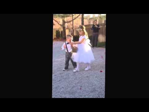 На свадьбе разбрасывание лепестков превратилось в соревнование 