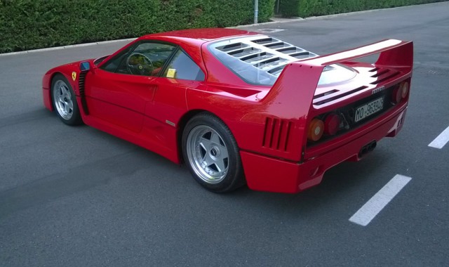 C молотка за рекордную сумму ушел Ferrari F40