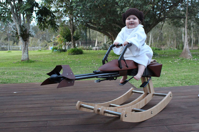 Отец построил лошадку-качалку для своей дочки в стиле "Звездных войн"