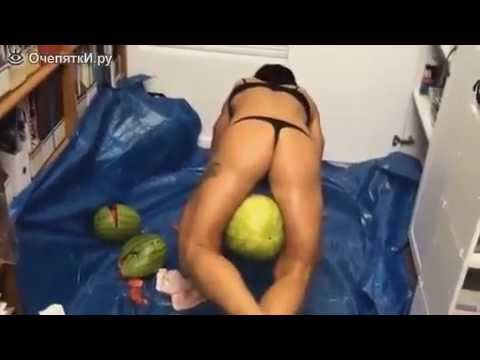 ДЕВУШКА ЛОПАЕТ АРБУЗЫ