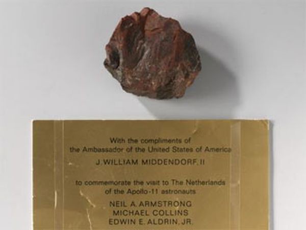 Лунный камень с "Аполлона-11" оказался подделкой