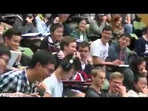 Парень забыл подключить наушники