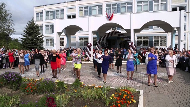 Педагоги подмосковной школы исполнили твист из “Криминального чтива"