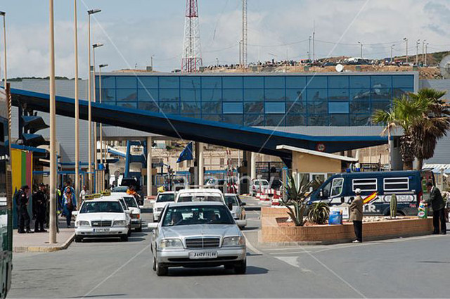 Мигранты пытались попасть в Европу, спрятавшись под капотом автомобиля