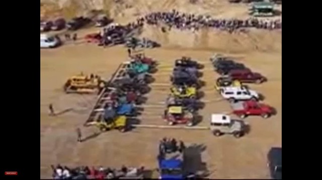 Бульдозер Caterpillar D8 vs Toyota 20 джипов, кто кого? 