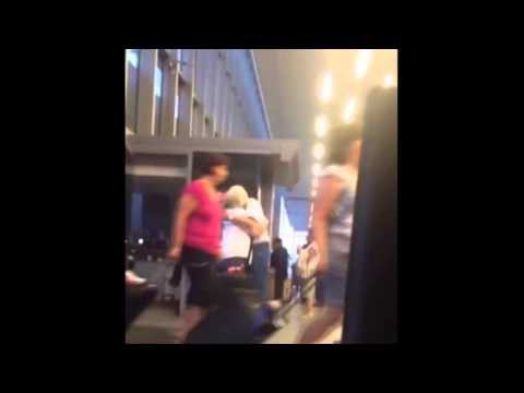 Дедушка-романтик встречает свою жену в аэропору