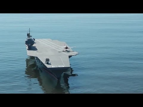 Самолет стартует с палубы авианосца