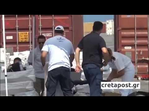 Греческие полицейские перехватили контейнеры с помощью для беженцев