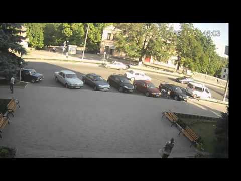 Нападение двухколесного на машину такси