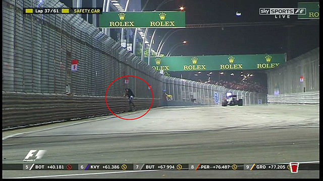 Мужчина прогулялся по трассе "Формулы-1" на Гран-при Сингапура 
