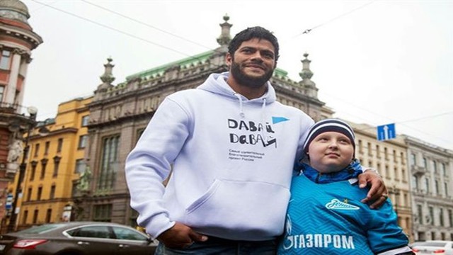 Халк помогать: Футболист «Зенита» спел на Невском проспекте для больного раком ребенка