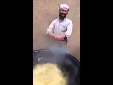 Афганец жарит картошку