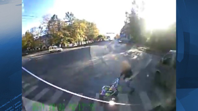 Камаз сбил женщину с коляской на пешеходном переходе