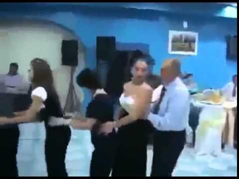 Веселый дед на свадьбе