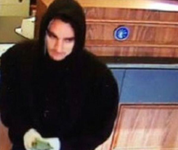 Налетчика задержали благодаря фото с деньгами в Facebook 